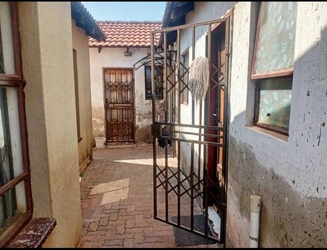 2 BEDROOM HOUSE FOR SALE IN PROTEA GLEN